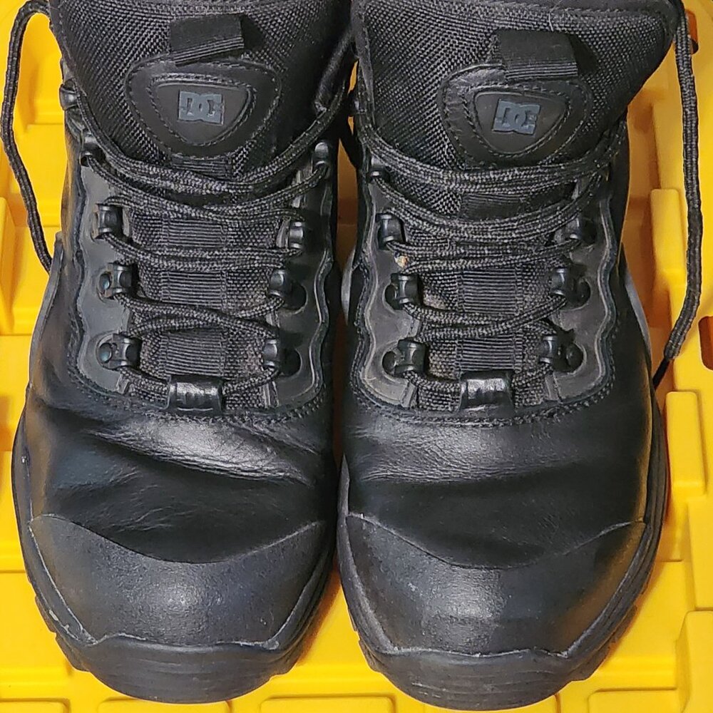 DC Shoes men's Navigator LX winter skate boots, size 9.5D